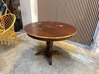 Mesa redonda antigua de madera extensible.