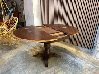 Mesa redonda antigua de madera extensible.