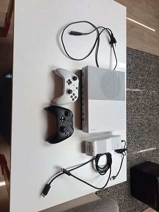 Xbox One S con mandos y cargador