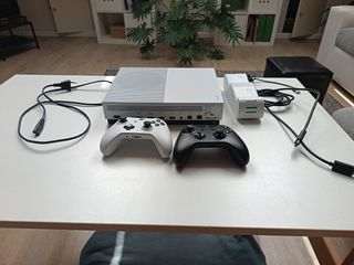 Xbox One S con mandos y cargador