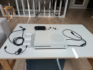 Xbox One S con mandos y cargador