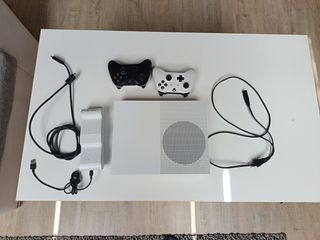 Xbox One S con mandos y cargador