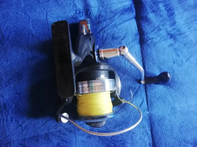 Carrete de pesca con sedal amarillo