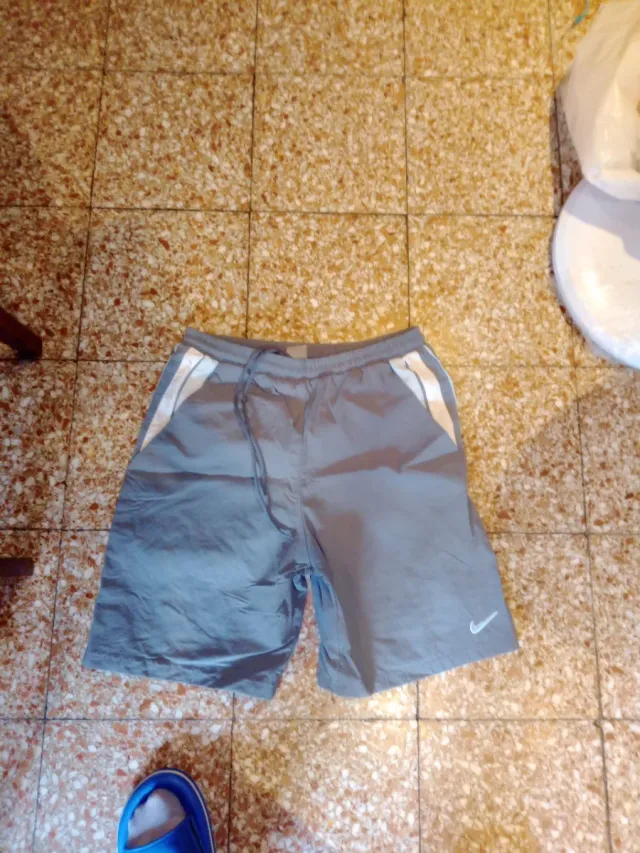 Pantalón corto Nike gris