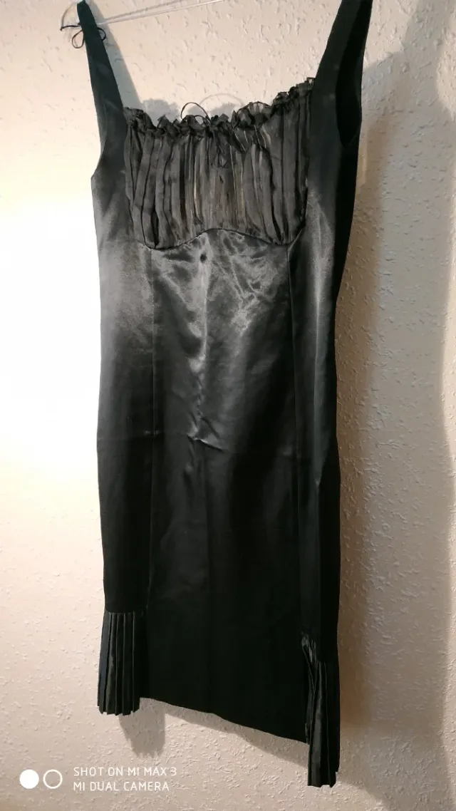 Vestido negro satinado con espalda descubierta