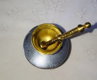 Mortero y mano de bronce antiguo