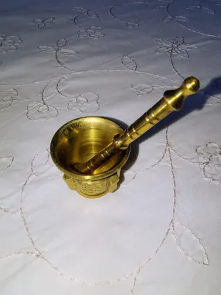 Mortero y mano de bronce antiguo
