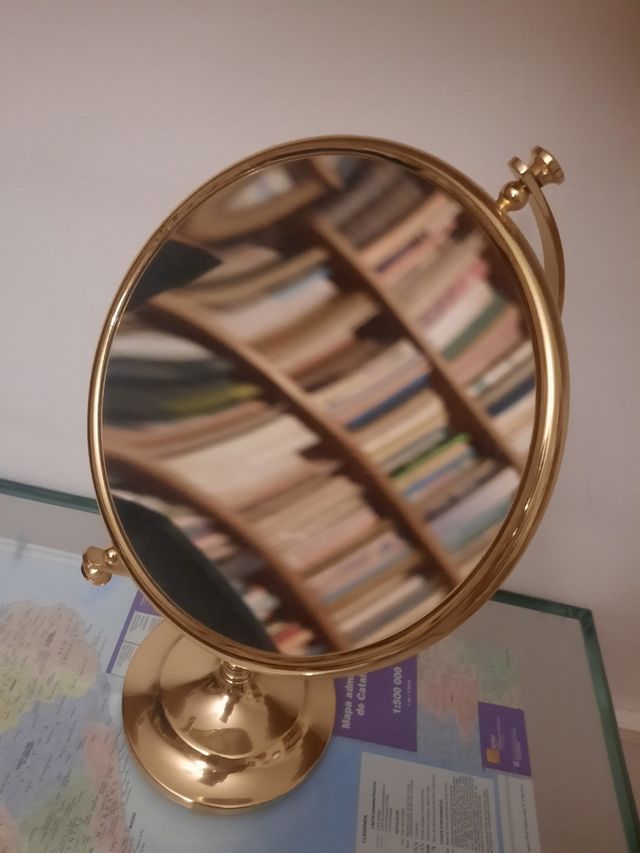 Espejo de aumento dorado