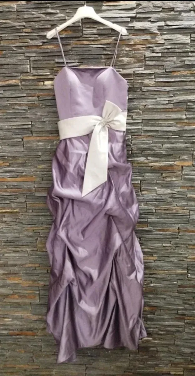 Vestido de ceremonia morado con lazo blanco