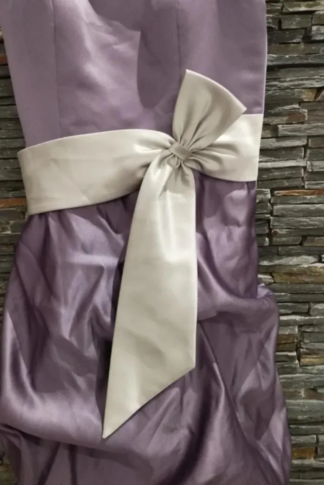 Vestido de ceremonia morado con lazo blanco