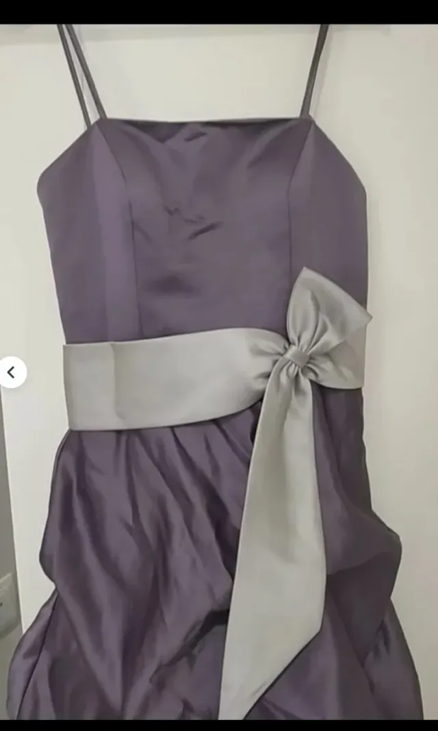 Vestido de ceremonia morado con lazo blanco