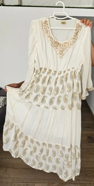 Vestido blanco y dorado con bordado