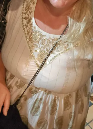 Vestido blanco y dorado con bordado