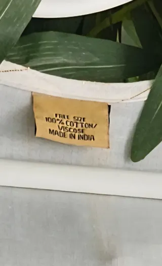 Vestido blanco y dorado con bordado