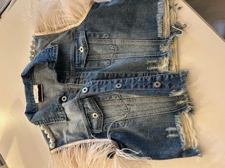 Chaleco vaquero con perlas y plumas