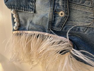 Chaleco vaquero con perlas y plumas
