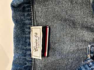 Chaleco vaquero con perlas y plumas