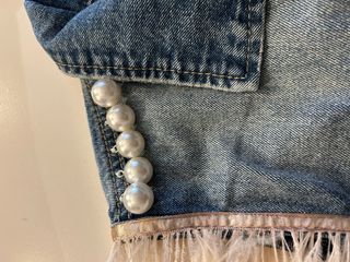 Chaleco vaquero con perlas y plumas