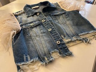 Chaleco vaquero con perlas y plumas