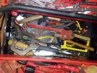 Caja de herramientas con llaves y alicates