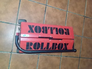 Caja de herramientas con llaves y alicates