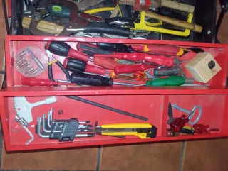 Caja de herramientas con llaves y alicates
