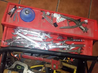Caja de herramientas con llaves y alicates