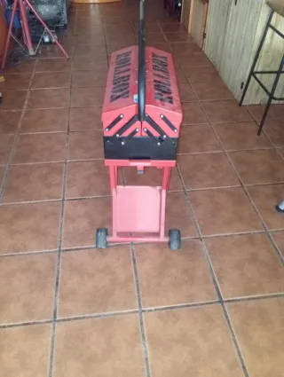 Caja de herramientas con llaves y alicates