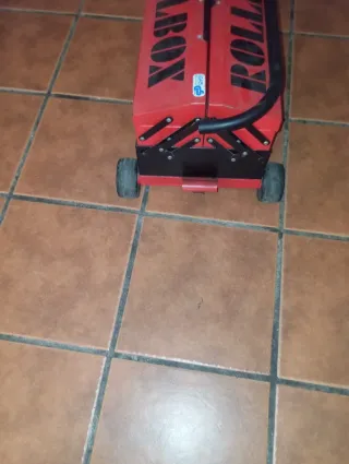 Caja de herramientas con llaves y alicates