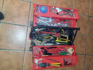 Caja de herramientas con llaves y alicates