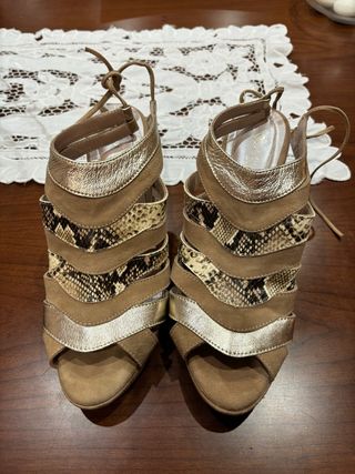 Zapatos de tacón cómodos dorados y marrones