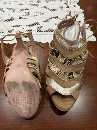 Zapatos de tacón cómodos dorados y marrones