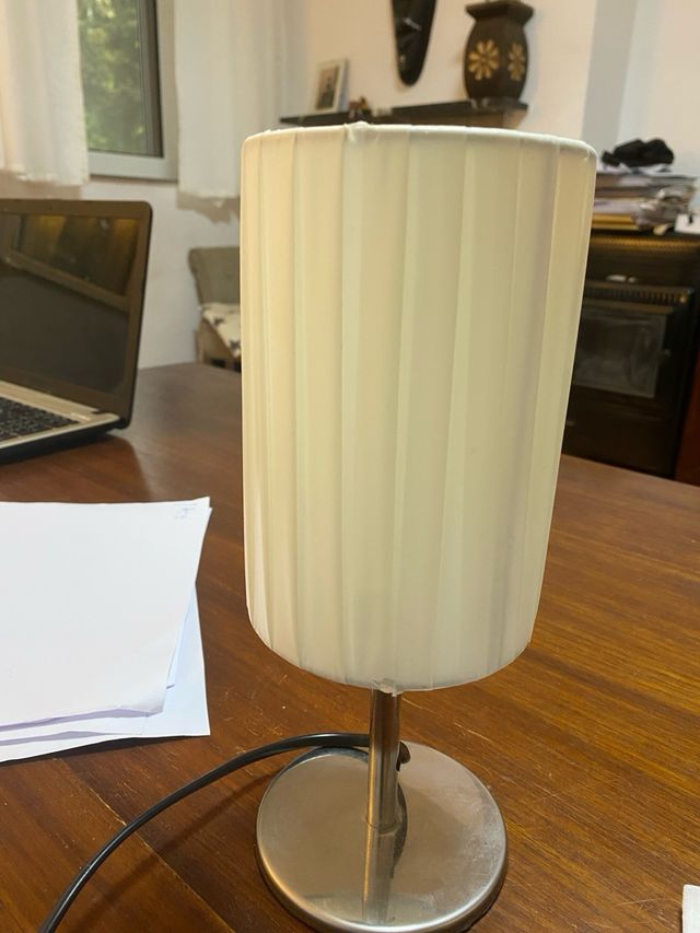 Lámpara de mesa moderna