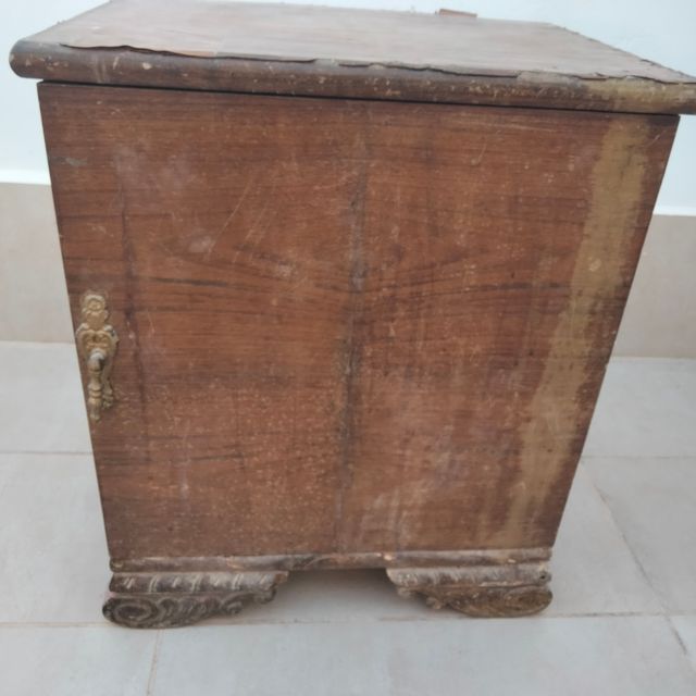 Mesita de madera antigua
