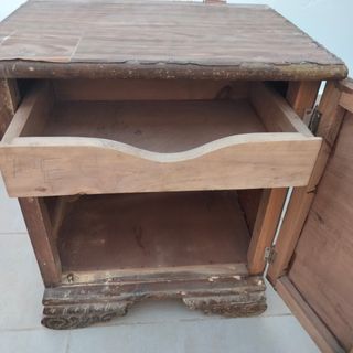 Mesita de madera antigua