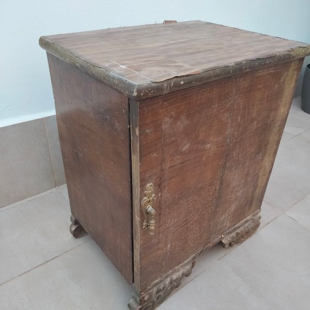 Mesita de madera antigua