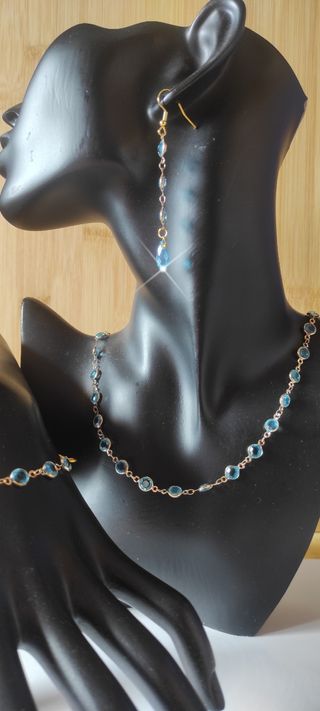 Conjunto de cristal azul y dorado