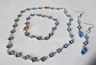 Conjunto de cristal azul y dorado