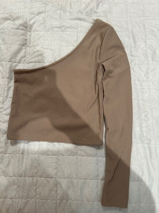 Top Stradivarius asimétrico beige