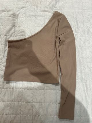 Top Stradivarius asimétrico beige
