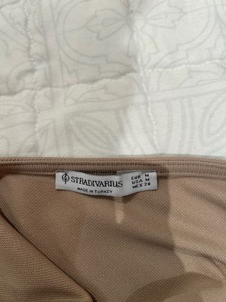 Top Stradivarius asimétrico beige