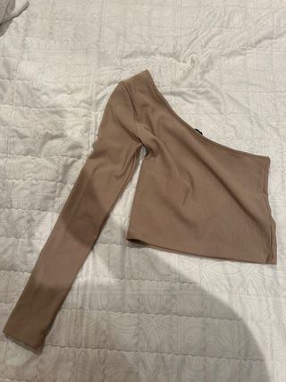 Top Stradivarius asimétrico beige