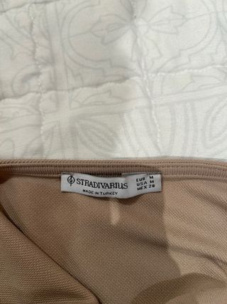 Top Stradivarius asimétrico beige