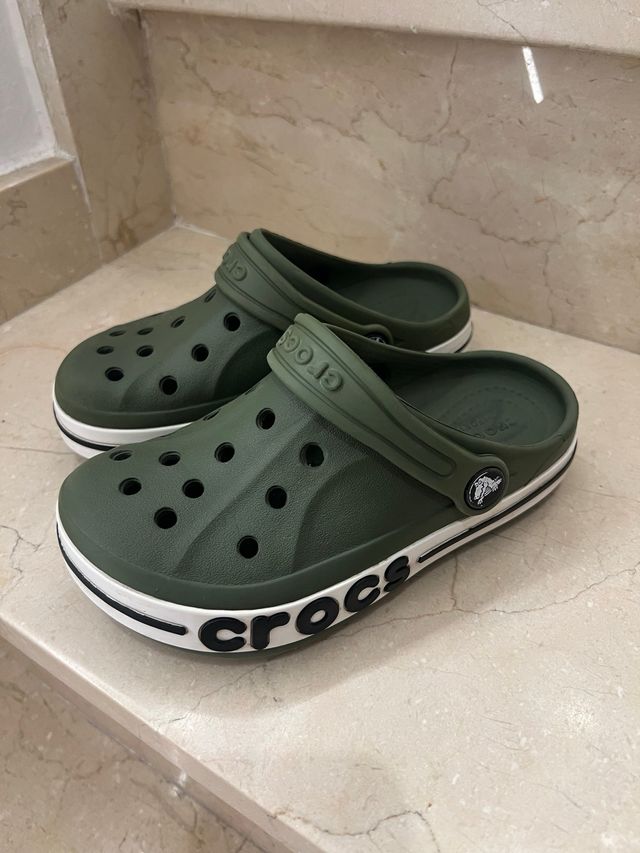 Crocs niños verde oliva
