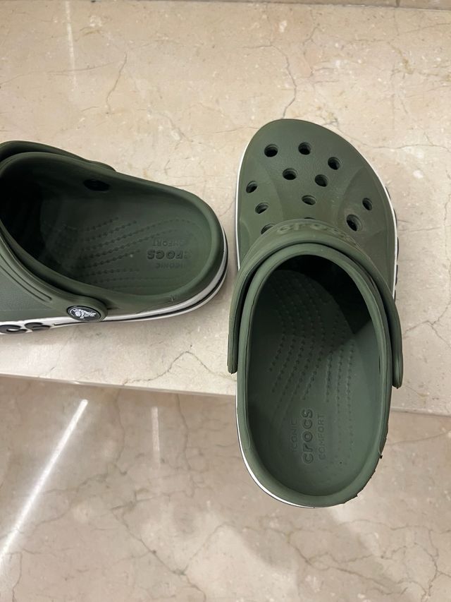 Crocs niños verde oliva