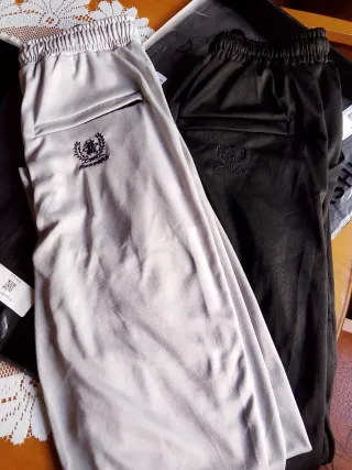 Pantalón chándal gris y negro