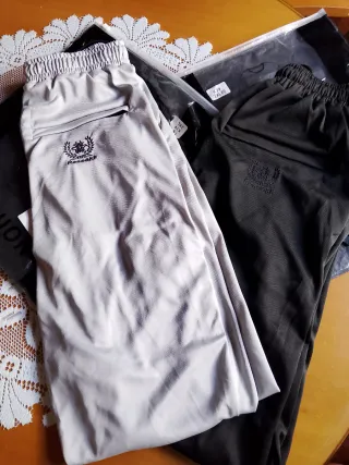 Pantalón chándal gris y negro