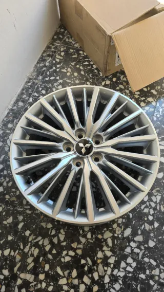 Llantas 18 pulgadas Mitsubishi Outlander. Cuatro.