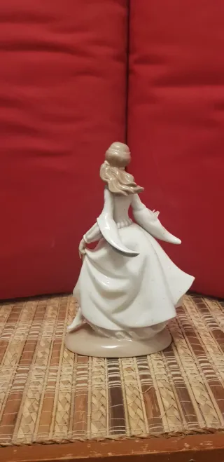 Figura Lladró Porcelana "Cenicienta "