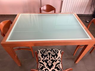 Mesa de salón con 4 sillas